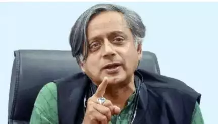 जब प्रेस कॉन्फ्रेंस में सवाल पूछने वाला पत्रकार निकला शशि थरूर का बेटा, देखिए पूरा वीडियो