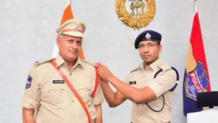 జగిత్యాల: హెడ్‌ కానిస్టేబుల్‌ నుంచి ఏఎస్సైగా పదోన్నతి పొందిన మహమ్మద్‌ ఆరిఫ్‌కు శుభాకాంక్షలు తెలియజేసిన ఎస్పీ 

అశోక్ కుమార్