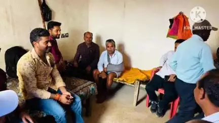 कटकमसांडी: डुकरा में भाजपा कार्यकर्ता सुभाष यादव को बेहतर इलाज के लिए सांसद मनीष जयसवाल ने की आर्थिक मदद