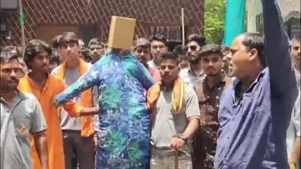 महू में बजरंग दल के कार्यकर्ताओं ने किया नगर परिषद कार्यालय का घेराव, सीएमओ का पुतला लेकर पहुंचे