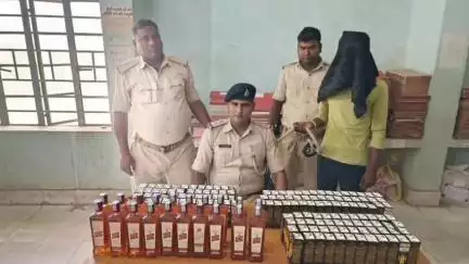 बैरिया: डोभनिया डाला बधना घाट से भारी मात्रा में शराब बरामद, एक शराब कारोबारी गिरफ्तार, बाइक ज़ब्त