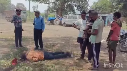 पतरातू: भदानीनगर चोरधरा पंचायत में सड़क किनारे बीमार पड़े व्यक्ति को इलाज के लिए भेजा गया