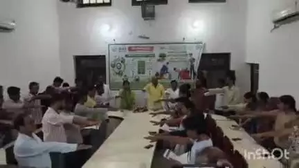गोला गोकरणनाथ: गोला नगर पालिका परिसर में सहायक निदेशक नगरी निकाय सविता शुक्ला ने वृक्षारोपण कर पर्यावरण रक्षा की शपथ दिलाई