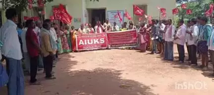 అశ్వారావుపేట: రైతులకు సబ్సిడీపై విత్తనాలు, ఎరువులు అందించాలని AIUKS ఆధ్వర్యంలో దమ్మపేట తహసీల్దార్ కార్యాలయం వద్ద ధర్నా