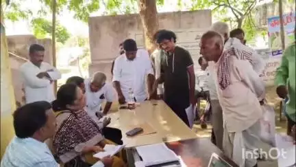 తిమ్మాపూర్ ఎల్ఎండీ కాలనీ: తిమ్మాపూర్ మండలం అలుగునూరులో రెవెన్యూ సదస్సు, రైతుల నుంచి అర్జీలు స్వీకరణ