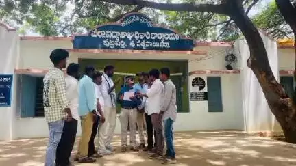 పదవ తరగతి విద్యార్థుల ప్రశ్నాపత్రాల మూల్యాంకనం లోపభూయిష్టంగా ఉండడంపై డీఈఓకు వైసీపీ విద్యార్థి నేతల వినతి