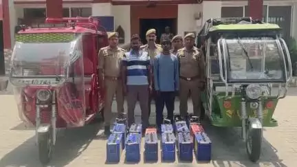 आज़मगढ़: मुबारकपुर पुलिस ने ई-रिक्शा और बैटरी चोरी का किया खुलासा, दो शातिर चोर गिरफ्तार, 15 बैटरी और दो ई-रिक्शा बरामद