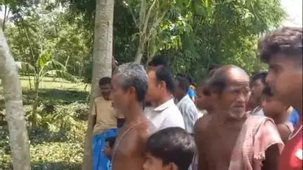 ময়নাগুড়ি: ব্রহ্মপুর এলাকায় গৌতম রায়ের খুনের ঘটনায় একটি চা বাগান থেকে পরিত্যক্ত বাইকের চাবি সহ বেশ কিছু জিনিস  উদ্ধার করলো  পুলিশ