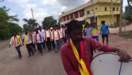 ಹುನಗುಂದ: ಖಜಗಲ್ಲ ಗ್ರಾಮದಲ್ಲಿ ಕರವೇ ಪ್ರತಿಭಟನೆ ಸ್ಥಳಕ್ಕೆ ಓಡಿ ಬಂದ ಅಧಿಕಾರಿ #localissue