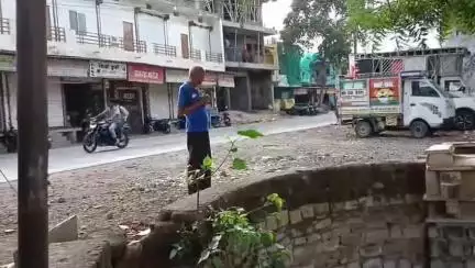 मंदसौर: लक्ष्मीबाई चौराहा पर खुले में निर्माण बंद करने की मांग, सीएमओ ने कहा नोटिस देकर करेंगे कार्रवाई