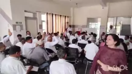 सोनीपत: डेंगू-मलेरिया के संबंध में मलेरिया अधिकारी डॉ आशा सहरावत ने सोनीपत में ली कर्मचारियों की बैठक