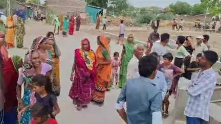 તારાપુર: મીતલી ગામે પીવાના પાણીના કૂવામાં લુખ્ખા તત્વો દ્વારા મળ નાંખતા સ્થાનિકોનો હલ્લાબોલ.#Jansamasya