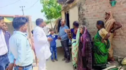 इटवा: गोबिनापुर में सुक्खे गौतम की बहू के निधन पर नगर पंचायत अध्यक्ष ने उनके आवास पर पहुंचकर व्यक्त की शोक संवेदना