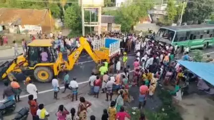 கண்டச்சிபுரம்: அடுக்கம் கிராமத்தில் அரசு பேருந்தும் பொலிரோ  சரக்கு வாகனமும் நேருக்கு நேர் மோதி விபத்து