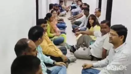 देहरादून: इंजीनियर संगठन ने सहायक अभियंता वरिष्ठ सूची को लेकर ऊर्जा भवन का किया घेराव