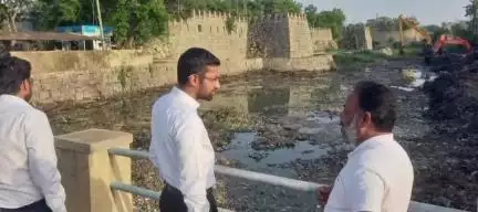 ರಾಯಚೂರು: ನಗರದ ಕೋಟೆ ಹತ್ತಿರದ ರಾಜಕಾಲುವೆಯ ದುರಸ್ಥಿ ಕಾರ್ಯದ ಪರಿಶೀಲನೆ ನಡೆಸಿದ ಜಿಲ್ಲಾಧಿಕಾರಿ