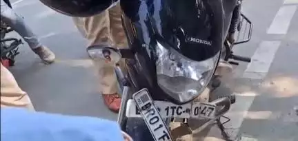 पटना ग्रामीण: इनकम टैक्स गोलंबर से दो नंबर प्लेट वाली बाइक के साथ एक व्यक्ति गिरफ्तार, बाइक ज़ब्त