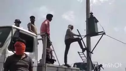 पोरसा: रुद का पुरा में अवैध रूप से रखे ट्रांसफार्मर उतारे गए, विद्युत विभाग की सख्त कार्रवाई