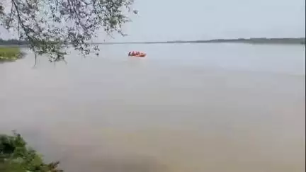 দিনহাটা ১: সিঙ্গীমারী নদীতে ঝাঁপ দেওয়া তরুণীর ২৪ ঘণ্টা পরও উদ্ধার হয়নি, তল্লাশি অব্যাহত