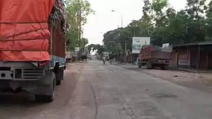 বহরমপুর: রাস্তাঘাটে বেআইনি ভাবে গাড়ি রাখলেই এবার গাড়ি মালিকের  বিরুদ্ধে কড়া ব্যবস্থা গ্রহণ করা হবে,জানালেন সদর মহকুমা শাসক