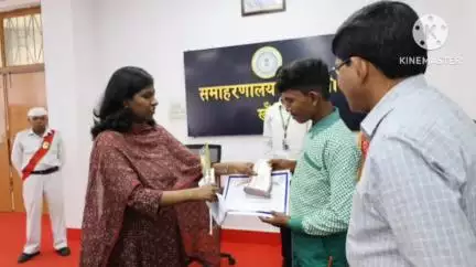 खूंटी: उपायुक्त ने समाहरणालय में सरकारी विद्यालयों के 26 मेधावी छात्रों को बोर्ड परीक्षा में सफलता के लिए किया सम्मानित