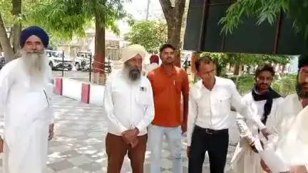 लखीमपुर: चकबंदी घोटाले में कार्यवाही के बाद भी दबंगों का कब्जा,ग्रांट नंबर 3 के किसानों ने डीएम से लगाई गुहार#jansamasya