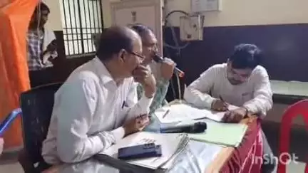 हाथरस: एआरटीओ ऑफिस पर उप परिवहन आयुक्त आगरा के नेतृत्व में 22 बड़े वाहनों की 15.50 लाख में हुई नीलामी, अधिकारी रहे मौजूद