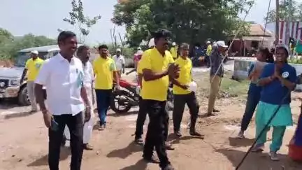 வேடசந்தூர்: குடகனாற்றை தூய்மைப்படுத்தும் பணியில் தன்னார்வலர்கள்