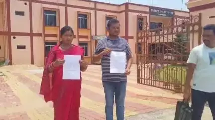 ଢେଙ୍କାନାଳ ସଦର: ଆମ୍ବପଳାସ ଗ୍ରାମରେ ଗାଡିଚାବିକୁ କେନ୍ଦ୍ର କରି ମହିଳାଙ୍କୁ ଅସଭ୍ୟଭାଷାରେ ଗାଳିଗୁଲଜ, ନ୍ୟାୟ ପାଇଁ ଦମ୍ପତି ଏସପିଙ୍କ ଦ୍ଵାରସ୍ତ