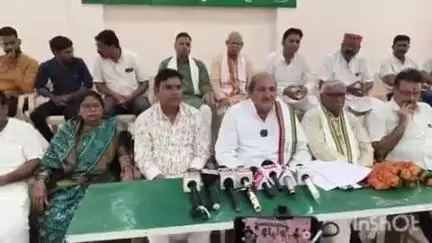 धमतरी: धमतरी कांग्रेस भवन में प्रेस वार्ता में कांग्रेसियों ने कहा, प्रदेश में 10,463 स्कूल बंद करना शिक्षा विरोधी है