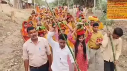 चकरनगर: डिभोली गांव में भव्य कलश यात्रा के साथ श्रीमद्भागवत कथा का शुभारंभ, भक्तजन उठा रहे हैं कथा का आनंद