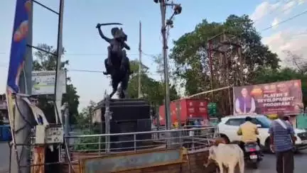 सागर नगर: मोती नगर चौराहा स्थित महारानी लक्ष्मीबाई प्रतिमा के ग्रेनाइट पत्थर टूटने लगे रेलिंग क्षतिग्रस्त  फव्वारा बंद #jansamaya