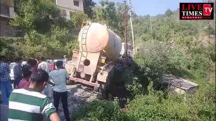 शिलाई में खाई में गिरने से बाल-बाल बचा केमिकल से भरा ट्रक