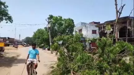 बैरिया: बैरिया क्षेत्र में आई आंधी-पानी से आठ विद्युत खंभे टूटे, दर्जनों गांवों की विद्युत आपूर्ति ठप, उपभोक्ता परेशान