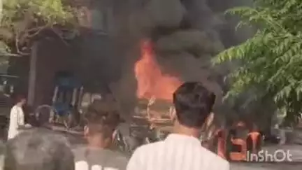 गढ़मुक्तेश्वर: बहादुरगढ़ कस्बे में दूध के टैंकर में अज्ञात कारणों से लगी आग, टैंकर बना आग का गोला
