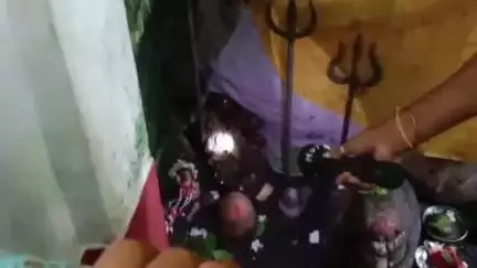 মাদারিহাট: বট গাছের গোড়ায় দেখা গেল দেবীর হাতের আদল। তা দেখেই উৎসুক ভক্তরা ভিড় জমালেন এলাকায়, ঘটনাটি মাদারিহাটের