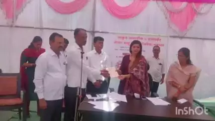 फुलंब्री: वाणेगाव येथे घरकुल लाभार्थ्यांना शासनाकडून मोफत वाळूचे वाटप, उपविभागीय अधिकारी नीलम बाफना यांची उपस्थिती