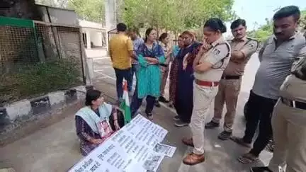 टीकमगढ़: भाई के हत्यारों को पकड़वाने के लिए बहन ने पुलिस अधीक्षक कार्यालय के बाहर किया धरना प्रदर्शन