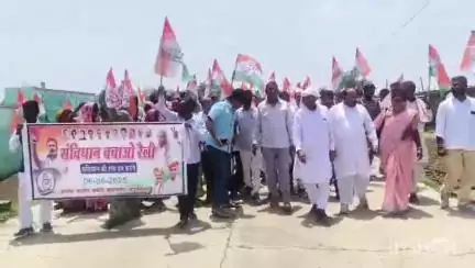 कुशलगढ़: कुशलगढ़ में ब्लॉक कांग्रेस ने संविधान बचाओ रैली निकाली, खड़िया आवास पर सभा का हुआ आयोजन
