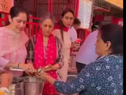डेहर: आर्ट ऑफ लिविंग इकाई द्वारा निर्जला एकादशी पर शहर में शीतल पेय और चने का भंडारा लगाया गया