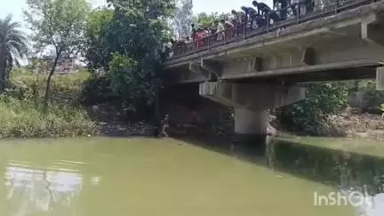 धामपुर: नहटौर के धामपुर मार्ग पर गांगन नदी के पुल से एक मनोरोगी महिला नदी में कूदी, ई-रिक्शा चालक ने सकुशल महिला को बाहर निकाला