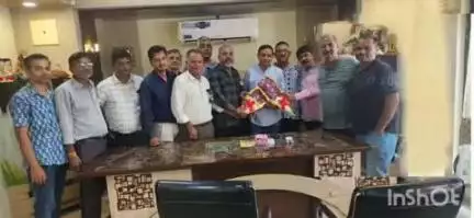 દાહોદ: એપીએમસી ખાતે સ્માર્ટ સિટી અંતર્ગત કામગીરીમાં દુકાન ગુમાવનાર વેપારીઓ દ્વારા ધારાસભ્ય સાથે શુભેચ્છા મુલાકાત કરાઈ