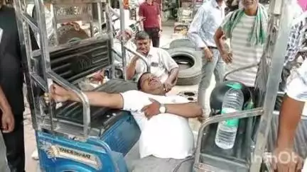 हापुड़: दिल्ली रोड पर स्थित रामलीला ग्राउंड के बाहर पुलिसकर्मी ने ई-रिक्शा चालक के साथ की मारपीट, पीड़ित ने 112 पर दी सूचना