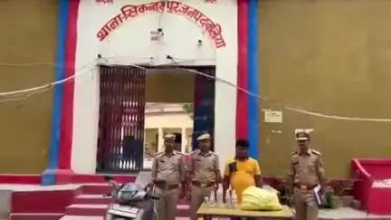 सिकंदरपुर: खरीद पीपा पुल के पास से एक अभियुक्त को नाजायज अंग्रेजी शराब के साथ गिरफ्तार किया गया, कुल 13 लीटर शराब बरामद