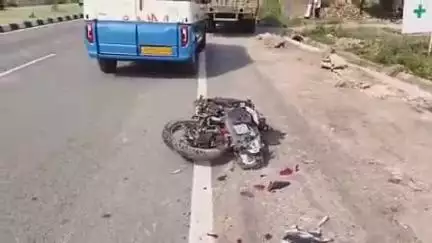 नमहोल: फोरलेन पर फिर हुआ दर्दनाक हादसा, ट्रक से टकराई बाइक – एक युवक की मौके पर मौत, दूसरा गंभीर घायल