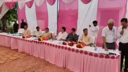रसूलाबाद: रसूलाबाद विकासखंड परिसर में आयोजित क्षेत्र पंचायत ग्राम प्रधानों की बैठक में जिम्मेदारों द्वारा दिखीं खाली कुर्सियां