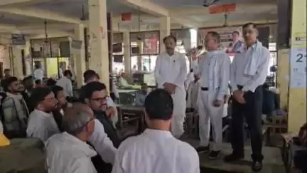 मंझनपुर: लोहन्दा मौत मामले में मंझनपुर कचहरी में अधिवक्ताओं ने किया प्रदर्शन, पुलिस की बर्बरता की डीएम से सीएम को शिकायत करेंगे