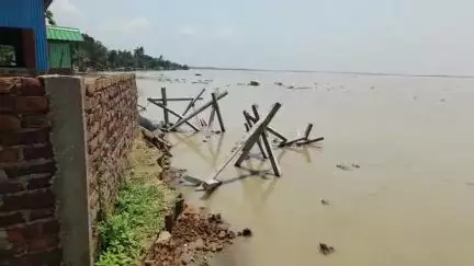 মানকাচৰ: হাটশিঙিমাৰীৰ বৰ্মণ পাৰা নেৱাজেছপুৰ অঞ্চলৰ ব্ৰহ্মপুত্ৰৰ গৰাখহনীয়া অঞ্চলৰ পৰিদৰ্শন জিলা আয়ুক্তৰ