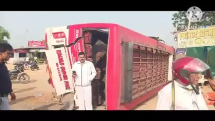 पदमा: पदमा में पिकअप वैन को बचाने में बस और ट्रेलर पलटा, 5 यात्री घायल