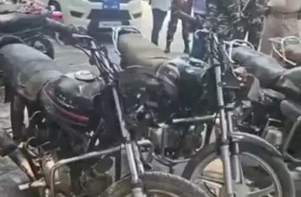 चास: सेक्टर 4 में पुलिस ने 2 आरोपियों को किया गिरफ्तार व एक नाबालिग को हिरासत में लिया, 11 मोटरसाइकिलें बरामद